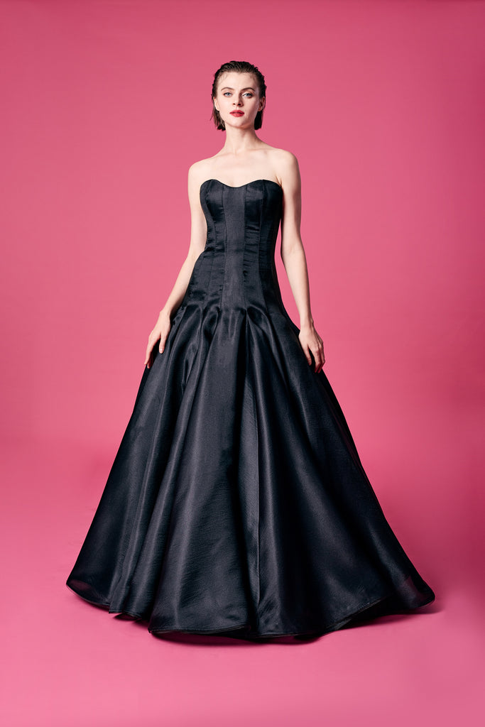21.	Black gown